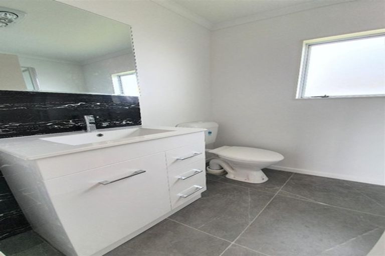 Photo of property in 2/43 Solveig Place, Randwick Park, Auckland, 2105