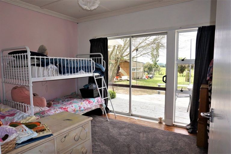 Photo of property in 82 Heatherlea West Road, Levin, 5575
