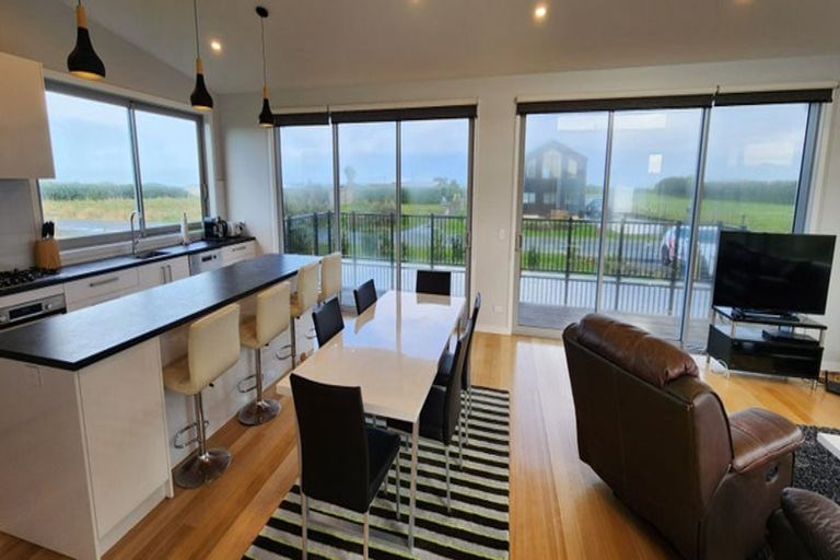 Photo of property in 58 Anglers Avenue, Warea, New Plymouth, 4381