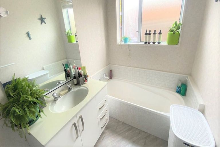 Photo of property in 70 Apsley Drive, Avonhead, Christchurch, 8042