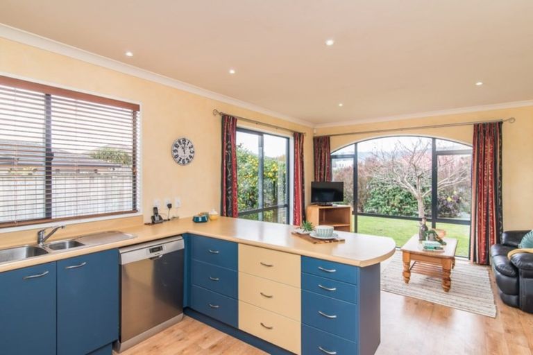 Photo of property in 21 Regent Drive, Paraparaumu Beach, Paraparaumu, 5032