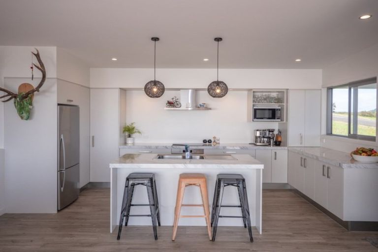 Photo of property in 68 Stratford Drive, Cable Bay, 0420