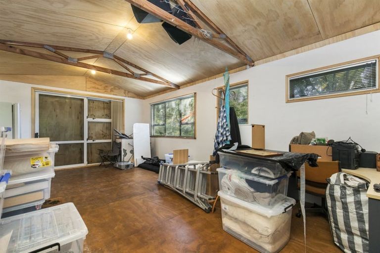 Photo of property in 70 Mountain Road, Henderson Valley, Auckland, 0612