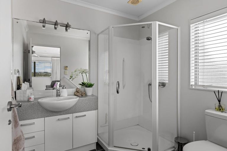 Photo of property in 60 Chesterfield Way, Orewa, 0931