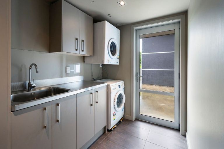 Photo of property in 33 Oram Drive, Turitea, Palmerston North, 4472