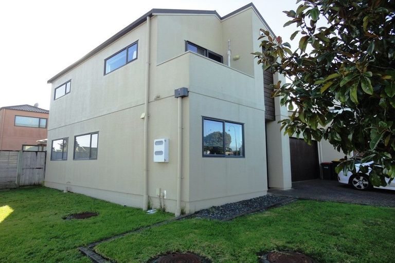 Photo of property in 2 Nagle Place, Golflands, Auckland, 2013