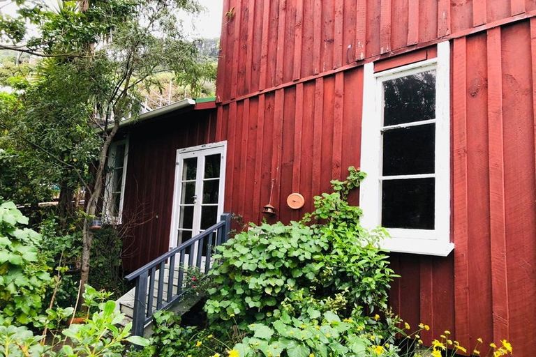 Photo of property in 10 Taungata Road, York Bay, Lower Hutt, 5013