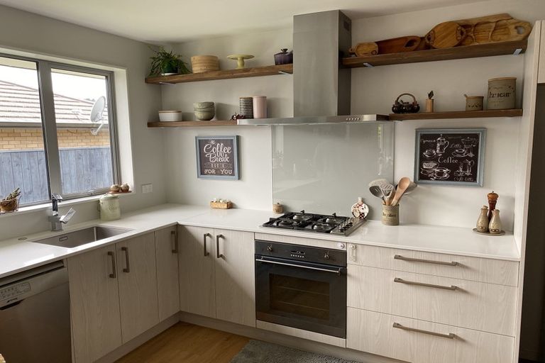 Photo of property in 9 Larmer Drive, Kumeu, 0810