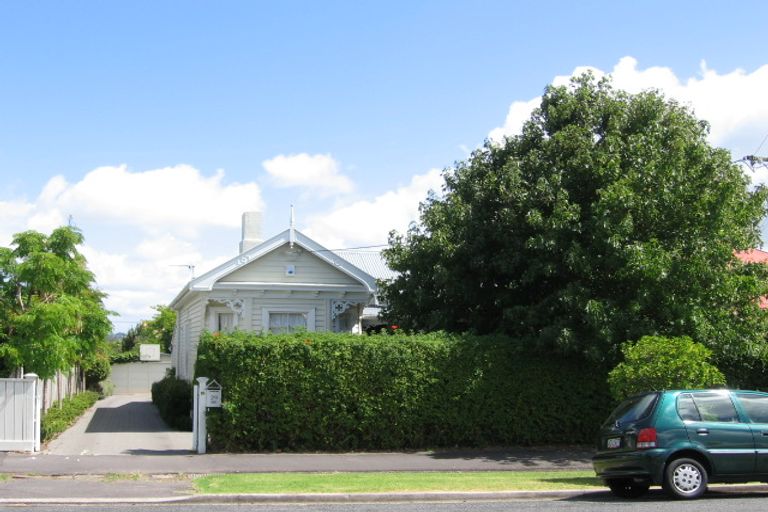 Photo of property in 29 Russell Street, Stanley Point, Auckland, 0624