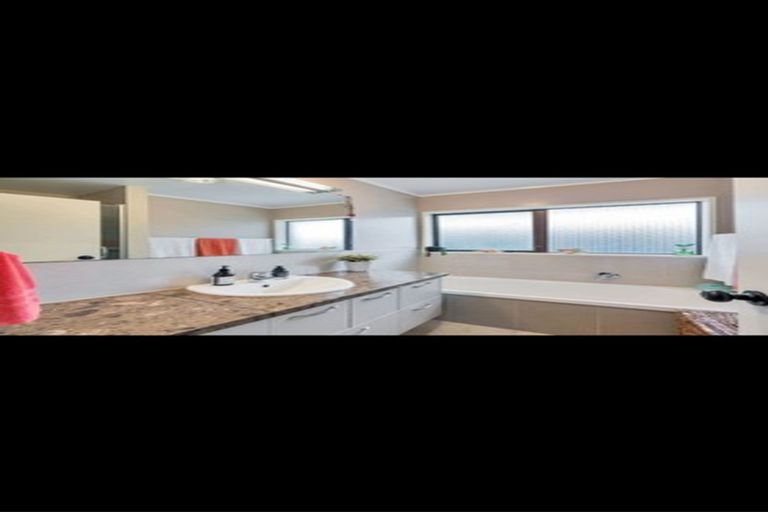 Photo of property in 1 Ray Small Drive, Papakura, 2110