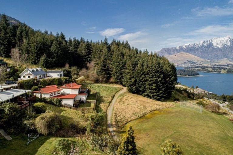 Photo of property in 14a Cameron Place, Fernhill, Queenstown, 9300