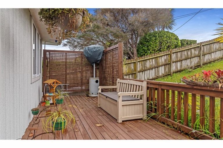 Photo of property in 1/23 Merton Avenue, Glenfield, Auckland, 0627