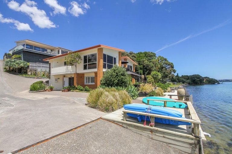 Photo of property in 16a Crispe Road, Clarks Beach, 2122