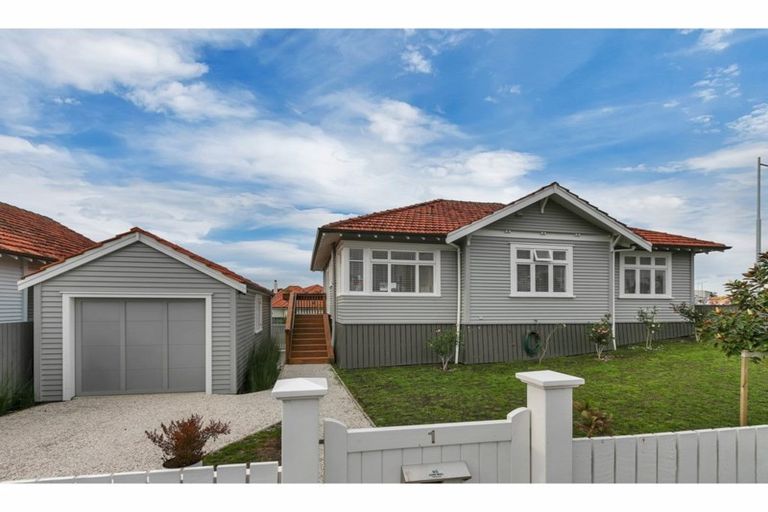 Photo of property in 1 Cochrane Road, Hobsonville, Auckland, 0616