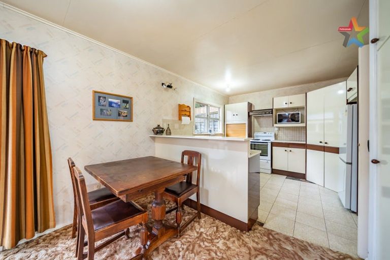 Photo of property in 385 Stokes Valley Road, Stokes Valley, Lower Hutt, 5019