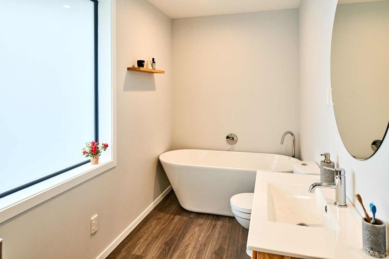 Photo of property in 15 Tirowhanga Road, Paremata, Porirua, 5024