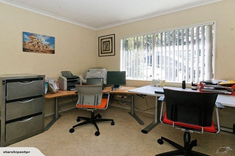 Photo of property in 17 Jubaea Place, Henderson, Auckland, 0610