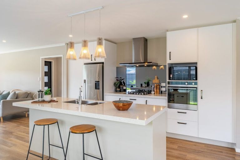 Photo of property in 19 Te Kaeaea Crescent, Wallaceville, Upper Hutt, 5018