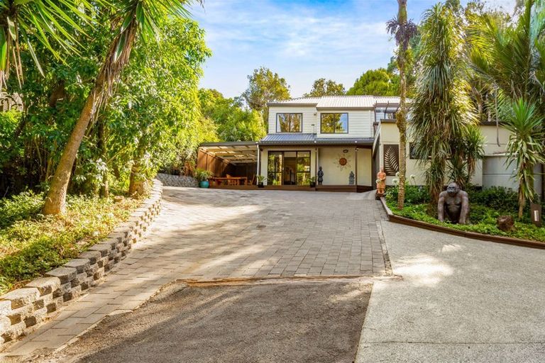 Photo of property in 560 Scenic Drive, Waiatarua, Auckland, 0612