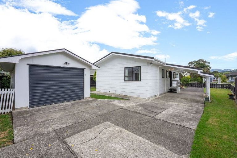 Photo of property in 15 Atarau Grove, Paraparaumu, 5032