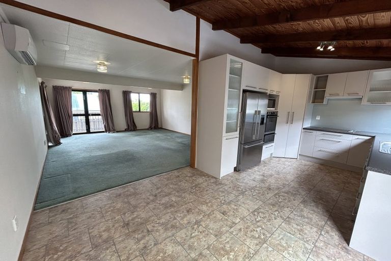 Photo of property in 14a Chablis Place, Henderson, Auckland, 0612