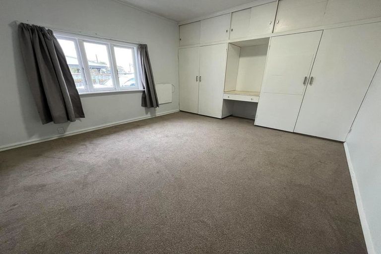 Photo of property in 88 Queenwood Road, Levin, 5510