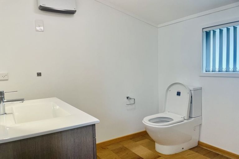 Photo of property in 5 Ballial Place, West Harbour, Auckland, 0618