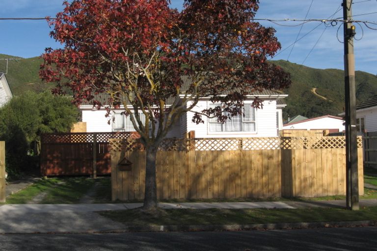 Photo of property in 32 Shearer Crescent, Naenae, Lower Hutt, 5011