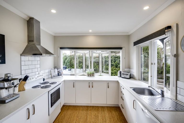 Photo of property in 27 Thompson Road, Bluff Hill, Napier, 4110