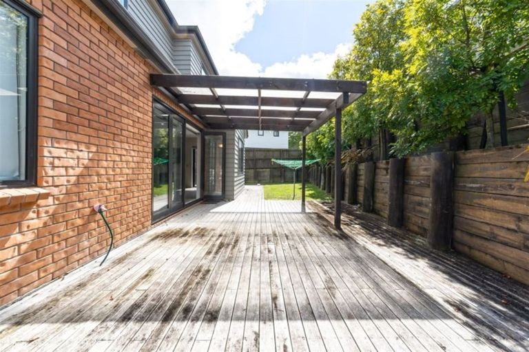 Photo of property in 23 Midhurst Avenue, Henderson, Auckland, 0612