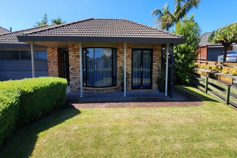 Photo of property in 8 Frank Frethey Place, Highlands Park, New Plymouth, 4312