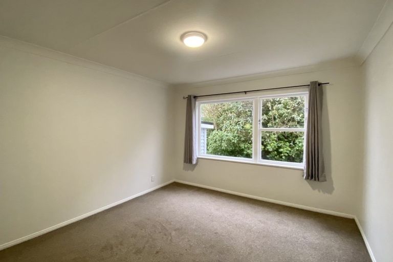 Photo of property in 22 Alder Place, Newlands, Wellington, 6037