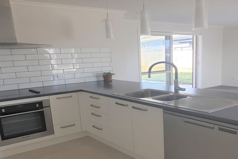 Photo of property in 54 Harbour Crest Drive, Waiuku, 2123