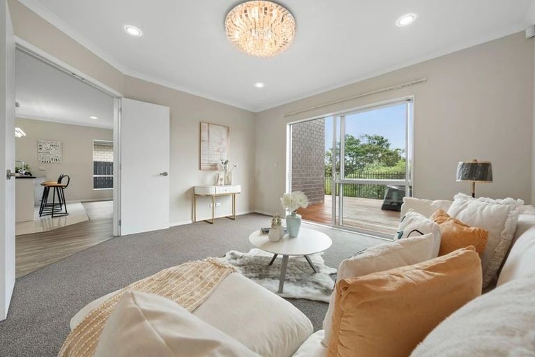 Photo of property in 5 Iwinuku Crescent, Wattle Downs, Auckland, 2103