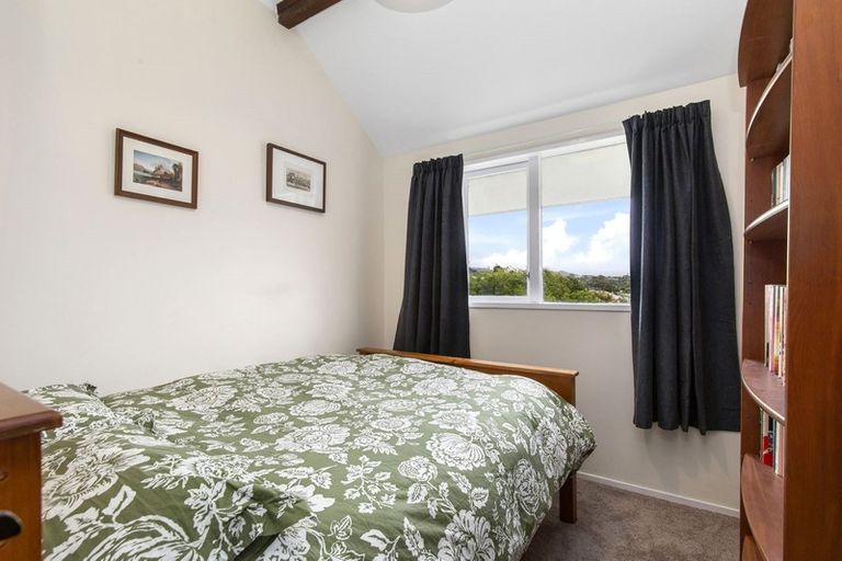 Photo of property in 3 Pimlico Place, Newlands, Wellington, 6037