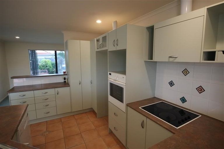 Photo of property in 16 Brittany Drive, Henderson, Auckland, 0612