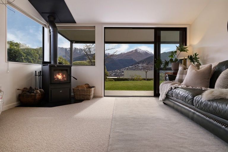 Photo of property in 14 Oregon Drive, Kelvin Heights, Queenstown, 9300