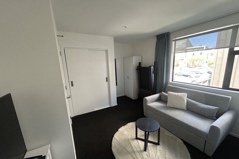 Photo of property in 5/15 Chivalry Road, Glenfield, Auckland, 0629