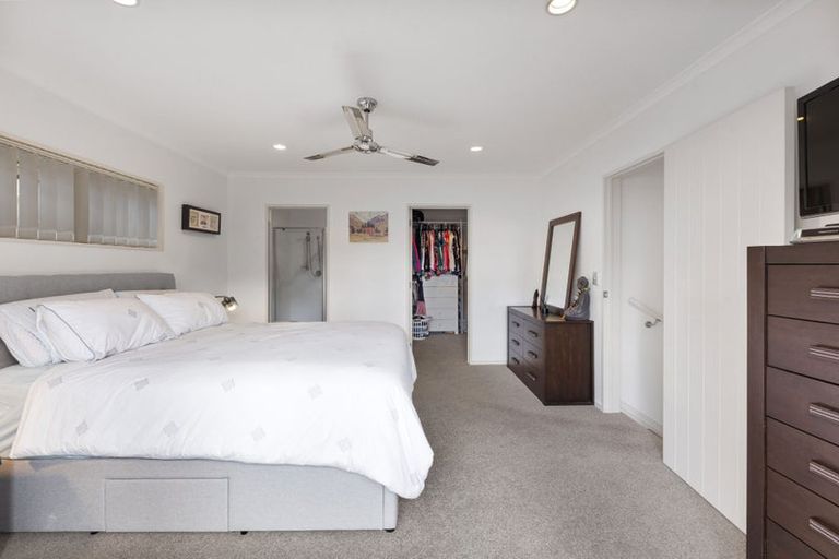 Photo of property in 16 Fernloche Place, Flat Bush, Auckland, 2016