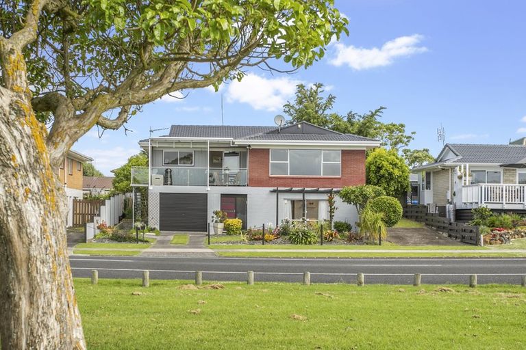 Photo of property in 92 Kiwi Esplanade, Mangere Bridge, Auckland, 2022