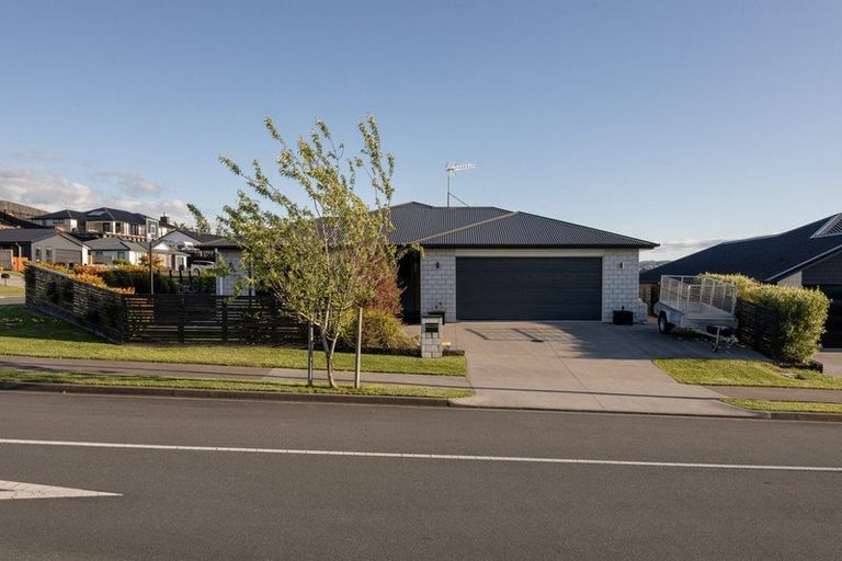 Photo of property in 1 Anglers Way, Omokoroa, 3114