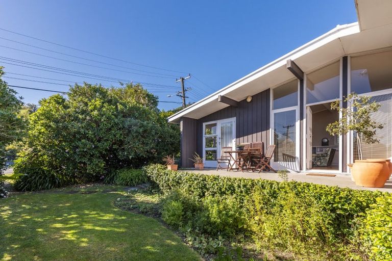 Photo of property in 16 Kakariki Grove, Waikanae, 5036