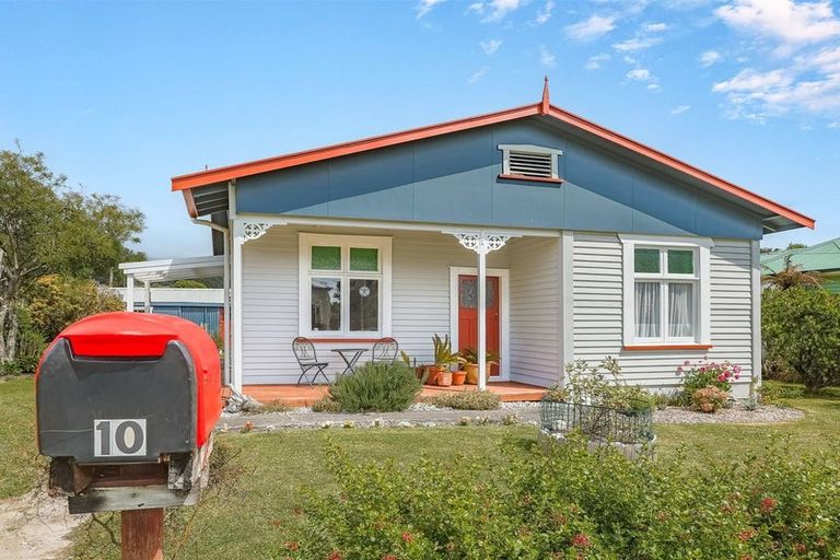 Photo of property in 10 Greenfield Street, Hector, 7822