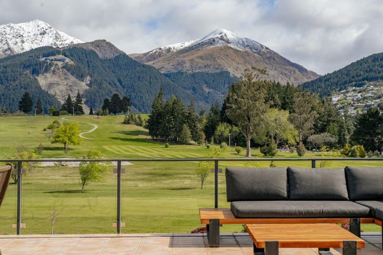 Photo of property in 12 Grove Lane, Kelvin Heights, Queenstown, 9300