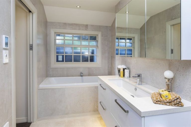 Photo of property in 180 Fendalton Road, Fendalton, Christchurch, 8052