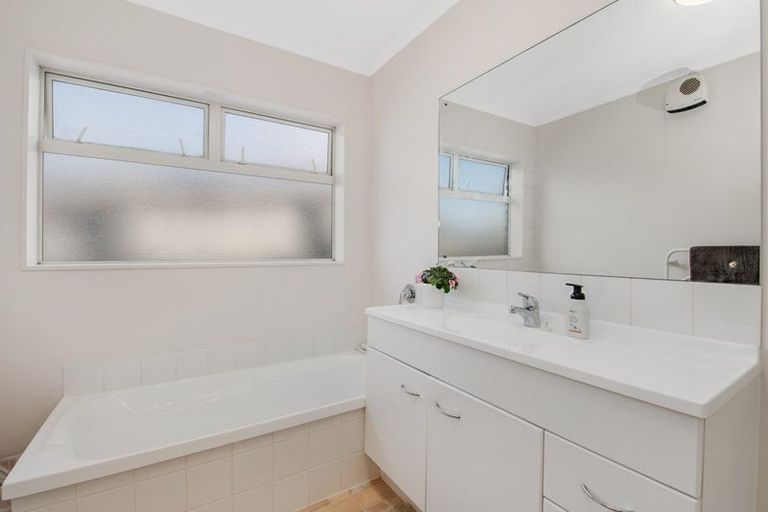 Photo of property in 25 Chesterfield Way, Orewa, 0931