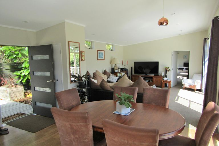 Photo of property in Apple Bnb, 3 Kaipatiki Rise, Haruru, 0204