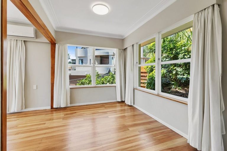 Photo of property in 11 Luke Place, Eastern Beach, Auckland, 2012
