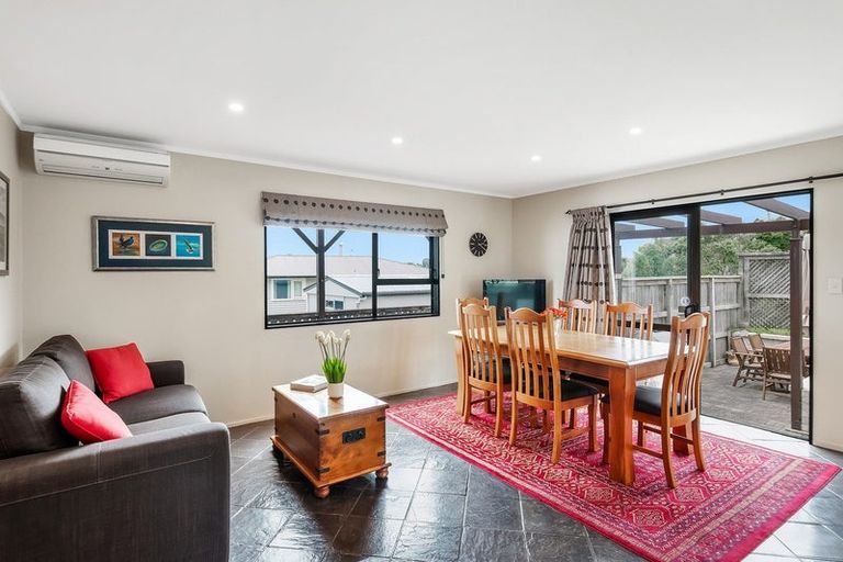 Photo of property in 10 Napier Grove, Waikanae Beach, Waikanae, 5036