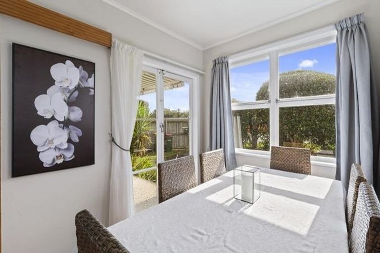 Photo of property in 27 Litten Road, Cockle Bay, Auckland, 2014